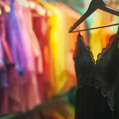 Kolor żałoby: Czy zawsze musi być czarny? Nowe trendy w modzie