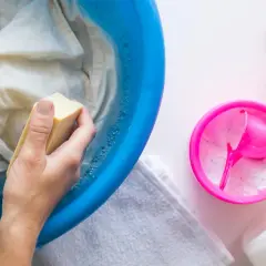Ręczne pranie tkanin z użyciem mydła i proszku do prania. Dowiedz się, jak zrobić krochmal, by nadać ubraniom świeżość.
