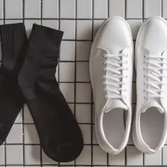 Jak dobrać czarne skarpety do białych butów? Zasady modowej elegancji.
