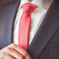 Różowy krawat do jakiej koszuli: 5 najbardziej eleganckich zestawień