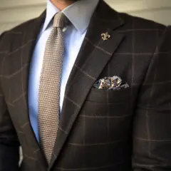 Jak dobrać krawat do brązowej koszuli: 5 zasad eleganckiego wyglądu