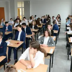 Co ubrać na egzamin ósmoklasisty - kompletny poradnik eleganckich stylizacji