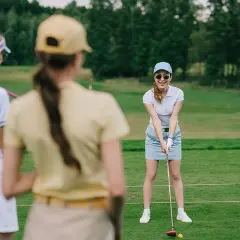 Strój do golfa dla pań - wygodne ubrania dla pań na pole golfowe!
