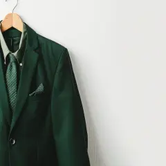 Garnitur w ciemnej zieleni - Nowoczesny wygląd i elegancja w jednym.