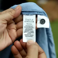 Metka z instrukcją prania 100% lyocell. Tencel co to? To delikatny materiał, który wymaga specjalnej pielęgnacji.