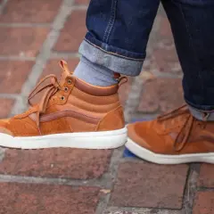 Podwijanie nogawek jeansów - Stylowy trick na modny look!