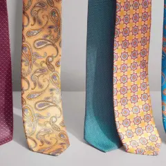 Pięć krawatów w różnych wzorach i kolorach. Czy jedwab się gniecie? Te jedwabne krawaty wyglądają na gładkie i eleganckie.