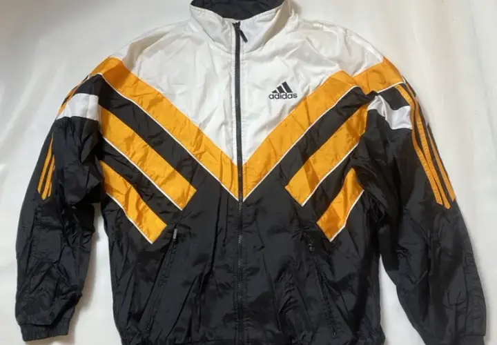Kurtka vintage Adidas: Powrót do lat 90.? Moda znów zaskakuje!