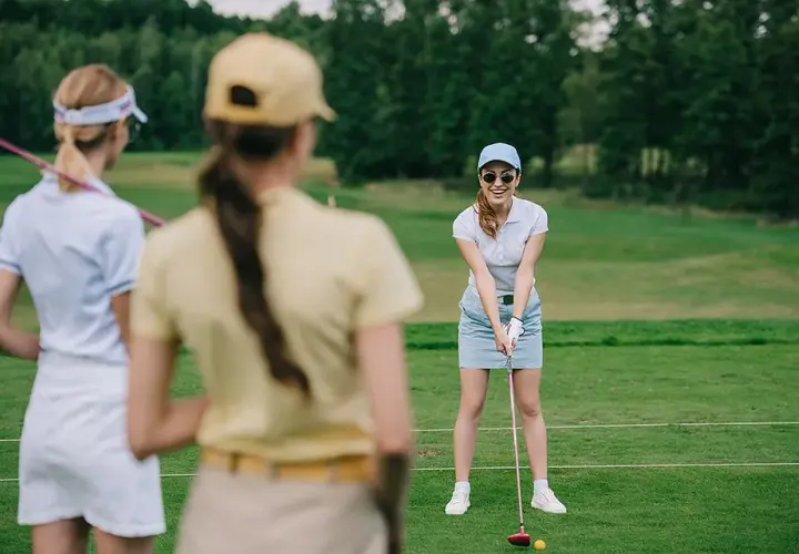 Strój do golfa dla pań - wygodne ubrania dla pań na pole golfowe!