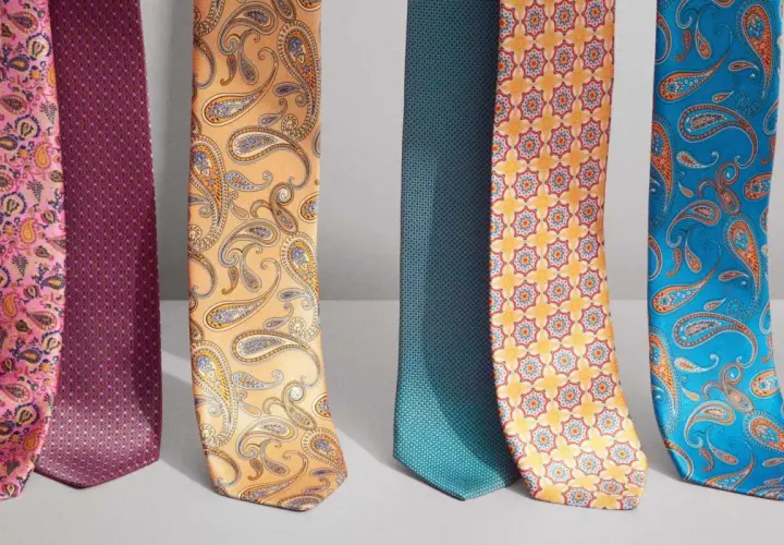 Pięć krawatów w różnych wzorach i kolorach. Czy jedwab się gniecie? Te jedwabne krawaty wyglądają na gładkie i eleganckie.