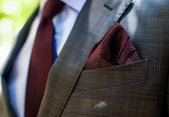 Jak dobrać poszewkę do garnituru? Sekrety eleganckiego mężczyzny