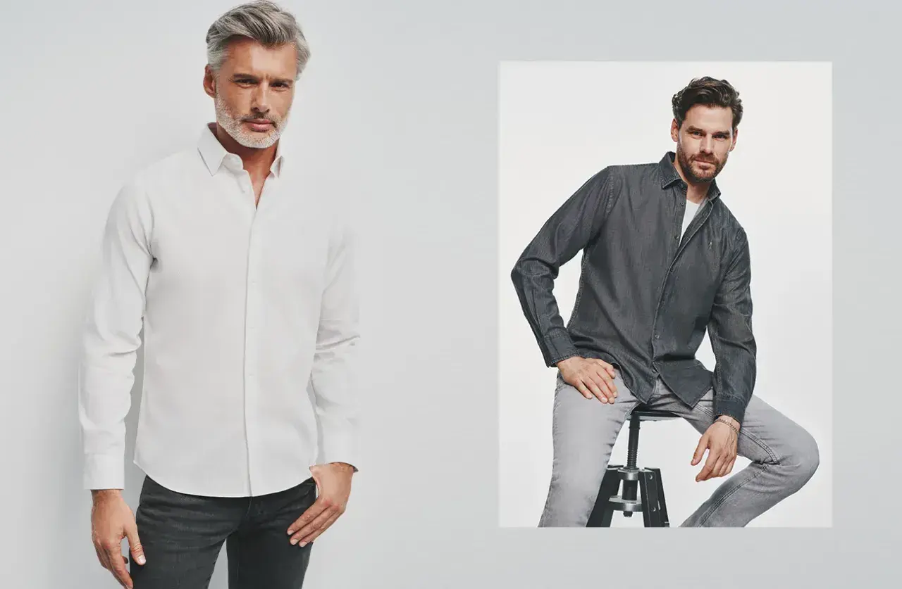 Dwóch mężczyzn w koszulach. Jeden w białej, drugi w ciemnej, przypominającej **kobalt kolor** denim.