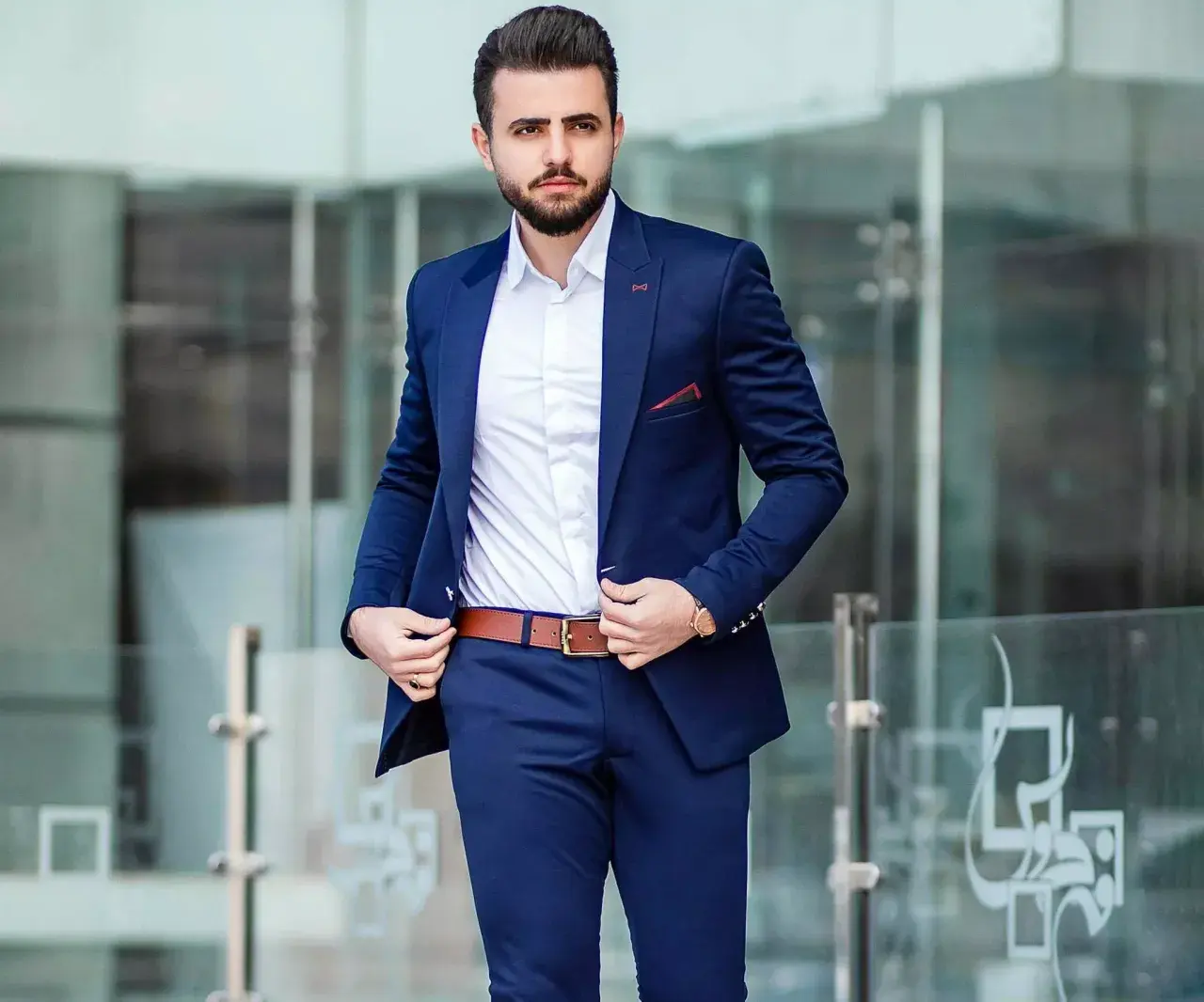 Jak dobrać koszulę do garnituru bez krawata: najważniejsze zasady elegancji