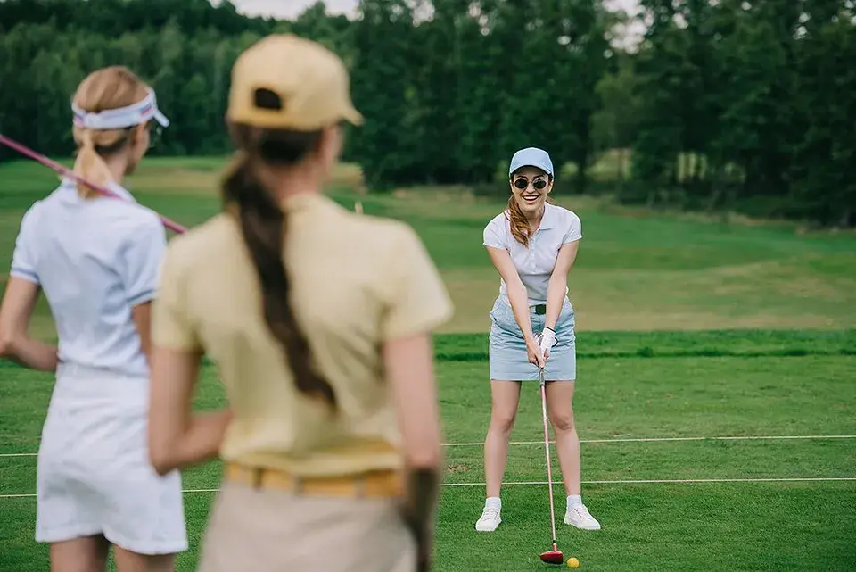 Strój do golfa dla pań - wygodne ubrania dla pań na pole golfowe!