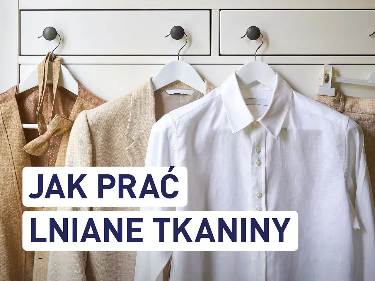 Jak prać len? Wieszak z lnianą koszulą i marynarkami.