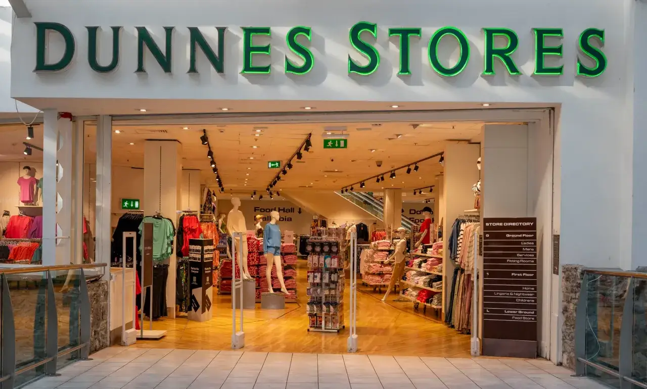 Wejście do sklepu Dunnes Stores, irlandzkiej sieci handlowej. W środku widać manekiny i ubrania.