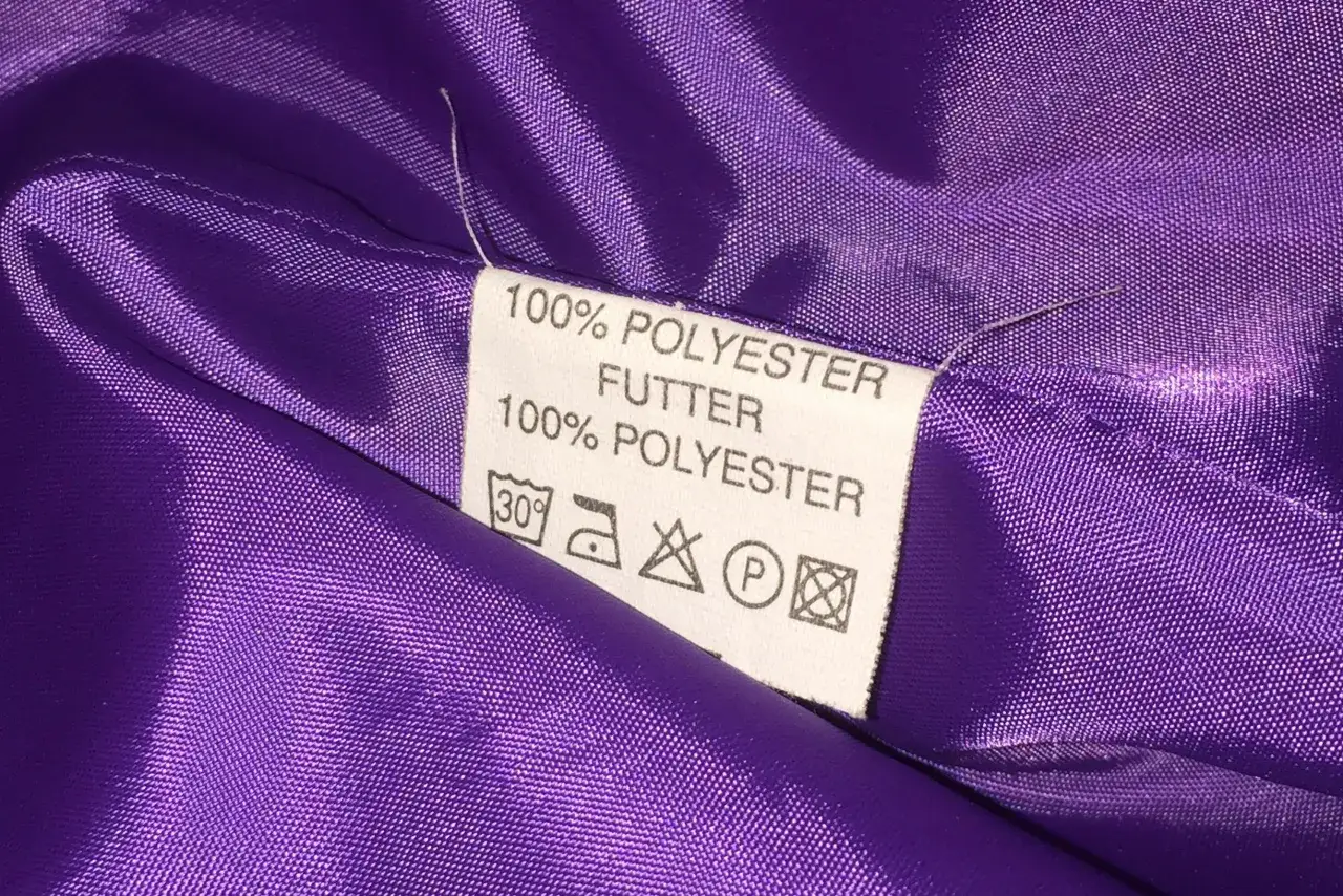 Metka informuje, że poliester to materiał, z którego wykonano podszewkę. Prać w 30 stopniach.