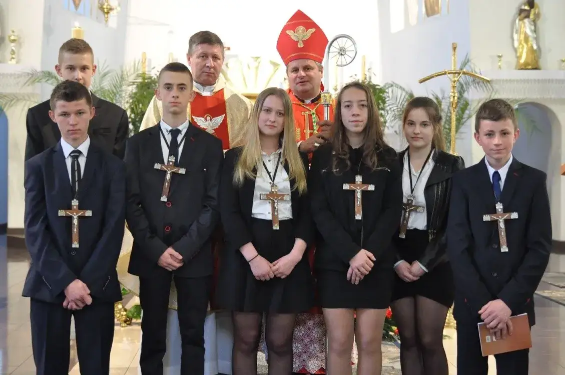 Zdjęcie W co się ubrać na bierzmowanie - kompletny poradnik dla dziewcząt i chłopców