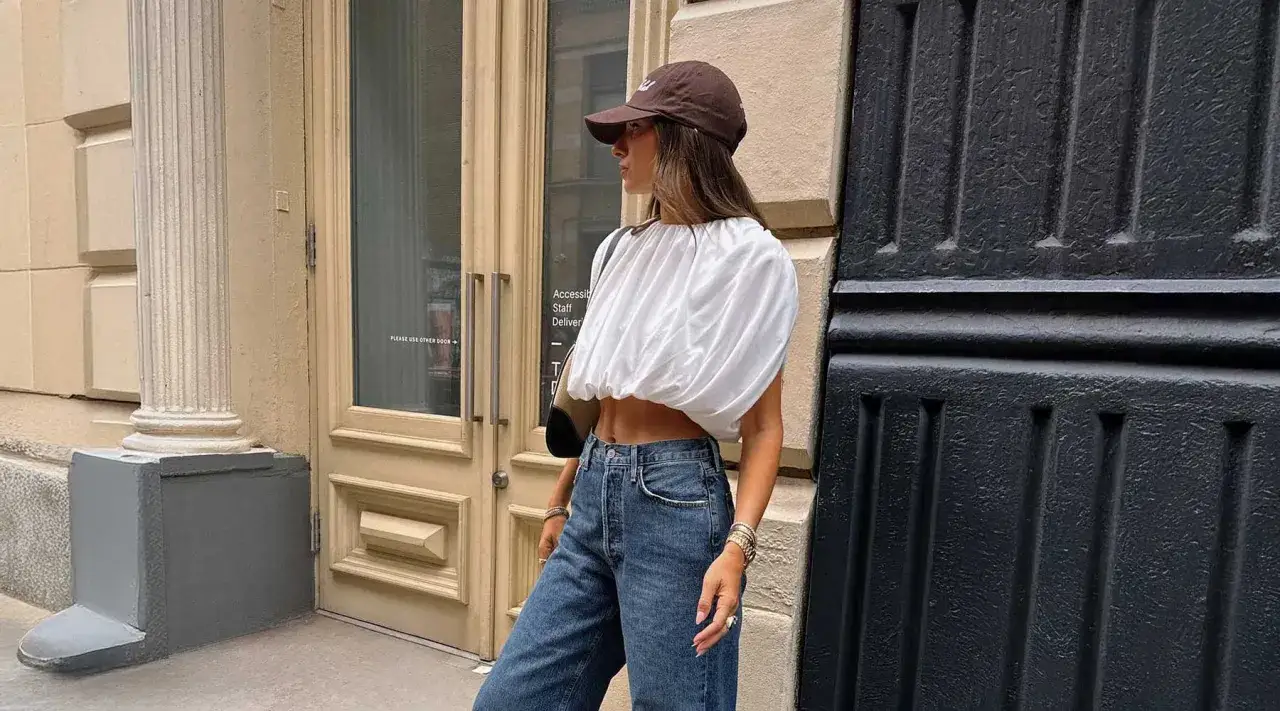 Elegancko, jak nosić czapkę z daszkiem do białej bluzki i jeansów. Stylowy look na co dzień.